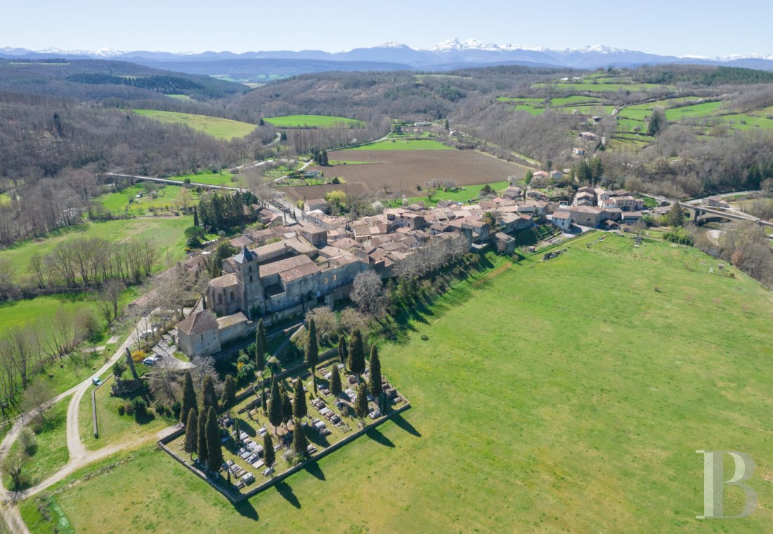 Dans l’Ariège, un château-abbaye fondé au 10e siècle et son jardin dominant l’un des plus beaux villages de France - photo  n°3